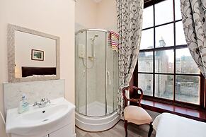 Grand Mansion, 9 Beds, Sleeps 17, Parking - Groups