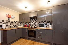 Grand Mansion, 9 Beds, Sleeps 17, Parking - Groups