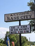 Axtons Bass City Lake Front Resort