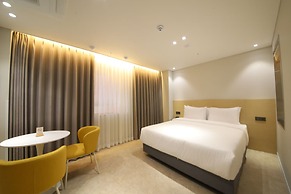 Asherah Villard Aqua Business Hotel