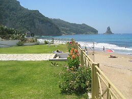 Beachfront 2-bed Luxury Apartment - Agios Gordios Corfu Greece