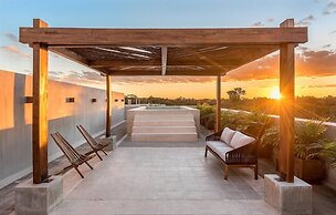 Unbeatable Located Spacious Loft With Amazing Roof