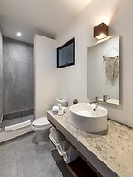 Unbeatable Located Spacious Loft With Amazing Roof