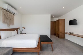 Unbeatable Located Spacious Loft With Amazing Roof