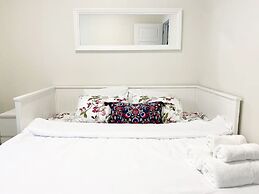 Brand New Walk Out Bsmt Apt Near Beach