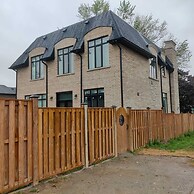 Brand New Walk Out Bsmt Apt Near Beach