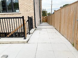 Brand New Walk Out Bsmt Apt Near Beach