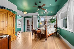 The Peerless Hotel by WanderLodges