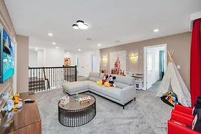 9 Bed Pool Home Storey Lake Resort! 9 Bedroom Home by RedAwning