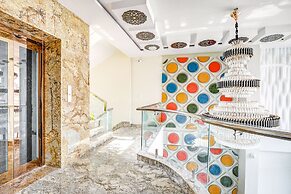 Fabhotel The White Moon