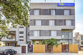 Fabhotel The White Moon