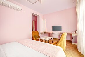 Fabhotel The White Moon