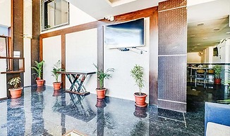 Fabhotel Meera Palace