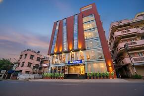 Fabhotel The Royal Suites