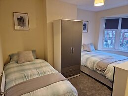 Lovely, Large 3 - Bedroom House in Preston