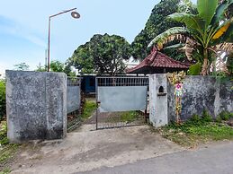 SPOT ON 92420 Kos Agi Mataram Near Masjid Hissoh Al-Faham