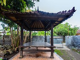 SPOT ON 92420 Kos Agi Mataram Near Masjid Hissoh Al-Faham