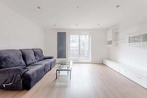 Bright 2BD Flat With Balcony - Tower Hill