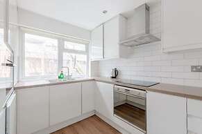 Bright 2BD Flat With Balcony - Tower Hill