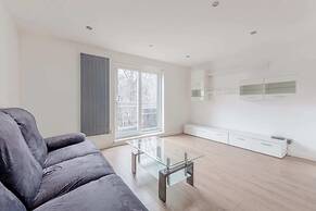 Bright 2BD Flat With Balcony - Tower Hill