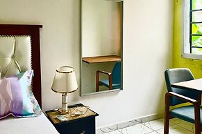 1 Bed Studio Sleeps 2 - Wifi, Balcony, Parking