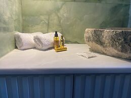 Oniropetra Luxury Suites