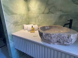 Oniropetra Luxury Suites