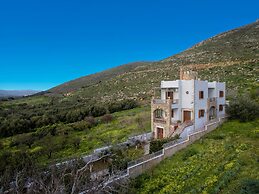 Oniropetra Luxury Suites