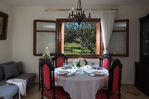 Oniropetra Luxury Suites