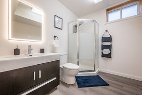 Spacious Newly Renovated 1 Bedroom Suite
