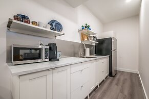 Spacious Newly Renovated 1 Bedroom Suite
