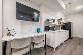 Spacious Newly Renovated 1 Bedroom Suite