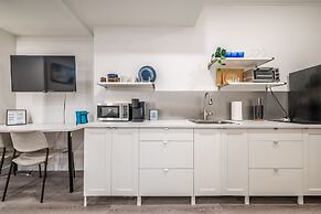 Spacious Newly Renovated 1 Bedroom Suite