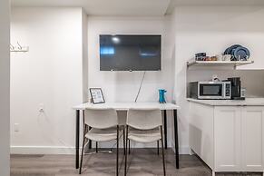 Spacious Newly Renovated 1 Bedroom Suite