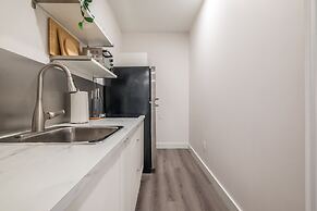 Spacious Newly Renovated 1 Bedroom Suite