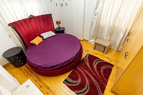 Oak Orchid Opulent 2 BR Apartment with Walk-in Closet