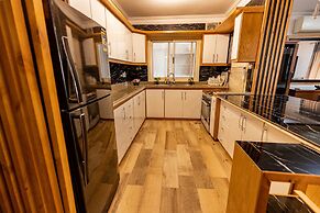 Oak Orchid Opulent 2 BR Apartment with Walk-in Closet