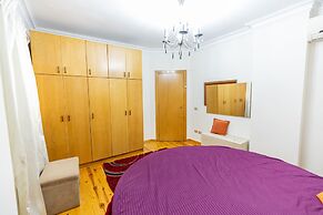 Oak Orchid Opulent 2 BR Apartment with Walk-in Closet