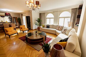 Oak Orchid Opulent 2 BR Apartment with Walk-in Closet