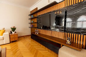 Oak Orchid Opulent 2 BR Apartment with Walk-in Closet