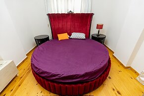 Oak Orchid Opulent 2 BR Apartment with Walk-in Closet
