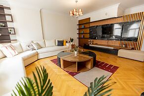 Oak Orchid Opulent 2 BR Apartment with Walk-in Closet