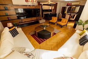 Oak Orchid Opulent 2 BR Apartment with Walk-in Closet