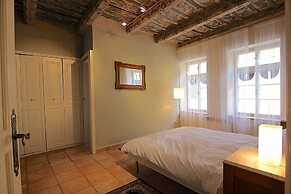 Historical Apartment With Balcony