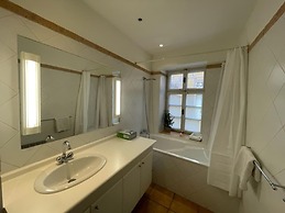 Historical Apartment With Balcony