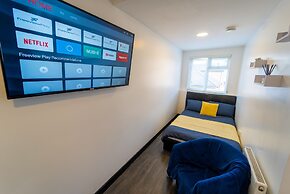 Modern Studio 10 Mins on Train to City!