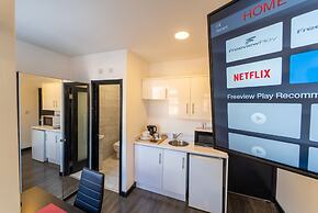 Modern Studio 10 Mins on Train to City!