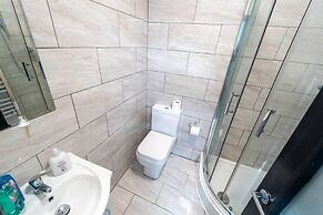 Stunning Studio Next to Restaurants!