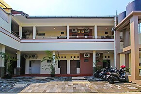 Super OYO 92437 Wahidin Guesthouse