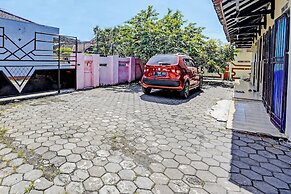 SPOT ON 92372 Rinda Homestay Syariah & Resto